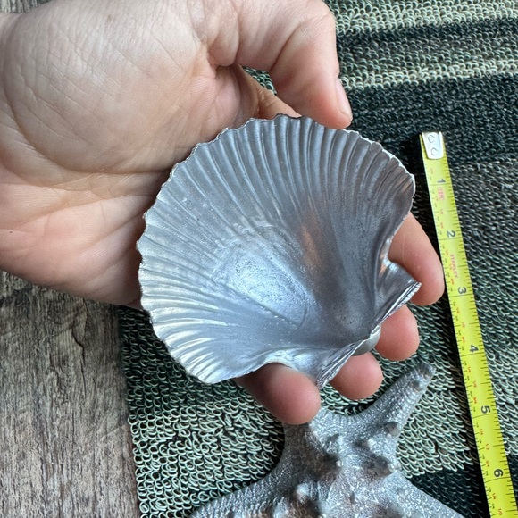 Small Plastic Silver Seashell and Starfish Decor Set - Picture 8 of 8